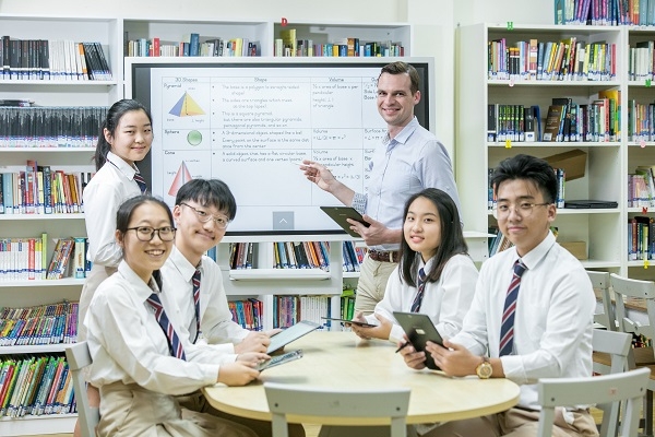 삼성전자가 싱가포르 한국국제학교에 디지털 플립차트 ‘삼성 플립(Samsung Flip)’을 공급하며 스마트 스쿨 사업에 앞장선다. 사진=삼성전자.