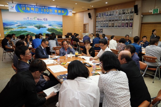 전남 장흥군(군수 정종순)은 지난 18일 군청 회의실에서 ‘규제혁신 100인 토론회’를 개최했다. /전남 장흥군=제공