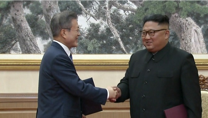 문재인 대통령과 김정은 국무위원장이 19일 '9월 평양선언문'에 서명한 후 합의서를 교환하고 악수 하고 있다 사진=청와대
