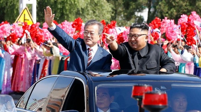 문재인 대통령과 김정은 위원장이 카퍼레이드를 하고 있다. 사진=평양사진공동취재단