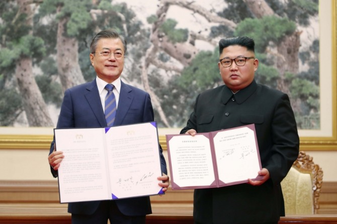 문재인 대통령과 김정은 북한 국무위원장의 9월 평양공동선언문에 서명한 뒤 기념 촬영을 하고 있다. 사진=뉴시스