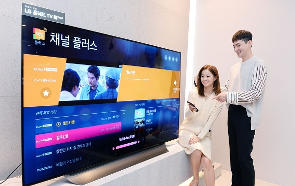 서울 강남구에 위치한 LG베스트샵 강남본점에서 고객들이 LG 스마트 TV에서 '채널플러스'를 시청하고 있다. 사진=LG전자.
