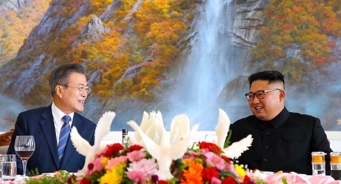 문재인 대통령과 김정은 국무위원장이 19일 오후 평양 옥류관에서 열린 오찬에서 대화하고 있다. (사진제공=평양사진공동취재단)