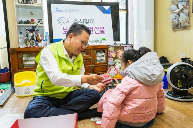 광주은행(은행장 송종욱)은 지난 19일 오전 10시, 지역의 조손 및 한부모 가정을 방문해 명절 선물을 전달하는 행사를 가졌다. /광주은행=제공