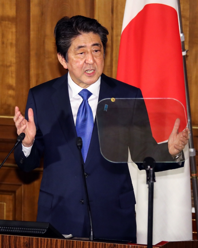 아베 신조 일본 총리가 9일 오전 일본 도쿄 모토아카사카 영빈관에서 제7차 한·일·중 정상회의 공동언론 발표를 하고 있다. 사진= 뉴시스.