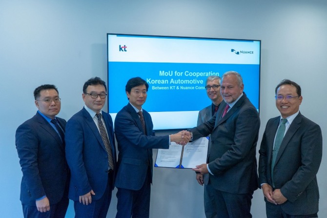 KT는 독일 프랑크푸르트 암마인 국제공항 콘퍼런스 센터에서 뉘앙스 커뮤니케이션즈와 한국 시장에 특화된 차량용 음성인식 서비스를 공동으로 개발하기 위한 업무협약을 체결했다고 21일 밝혔다.