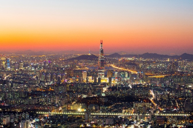 서울의 야경과 제2롯데월드. 멀리 남산N타워도 보인다. 자료=글로벌이코노믹