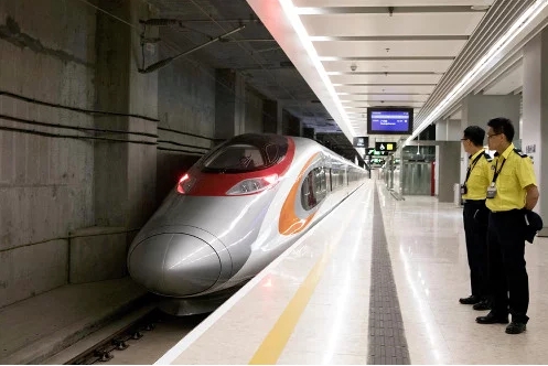 23일 상업 운전에 들어가는 홍콩과 중국 본토의 광둥성 광저우를 잇는 고속철도 '광심향고속철도(広深港高速鉄道)'. 사진=로이터/뉴스1