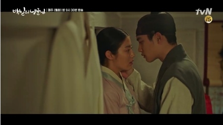 25일 오후 방송되는 tvN 월화드라마 '백일의 낭군님' 6회에서는 원득(도경수)이 첫사랑인 홍심(남지현)에게 드디어 첫키스를 하려해 설램을 선사한다. 사진= tvN 영상 캡처