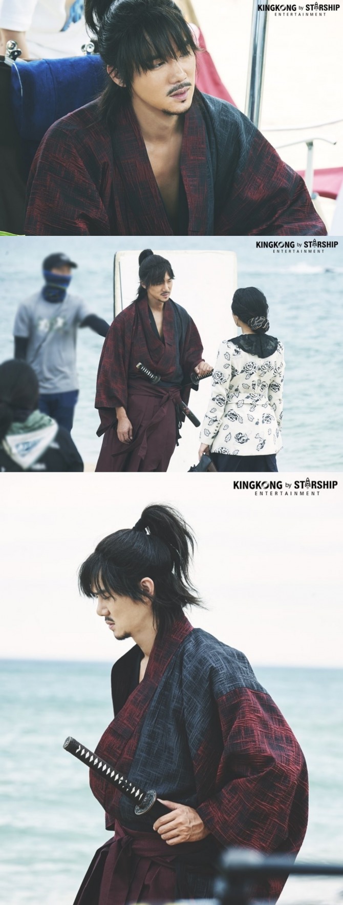 tvN 주말드라마 '미스터 션샤인'에서 구동매 역으로 인기몰이 중인 유연석의 현장 비하인드 컷이 공개돼 시선을 사로잡고 있다. 사진=킹콩 스타쉽 엔터테인먼트 제공