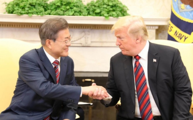 한국과 미국이 25일 FTA개정 협정에 서명했다. 한국은 화물자동차 25%관세 철폐, ISDS 중복제소 방지 등의 실리를 챙겼다. 사진=뉴시스
