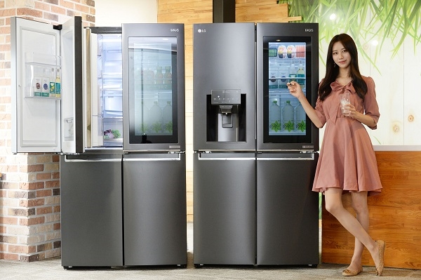 LG전자 모델이 노크온 매직스페이스를 적용한 870리터 더블매직스페이스냉장고와 824리터 얼음정수기냉장고를 소개하고 있다. 사진=LG전자. 