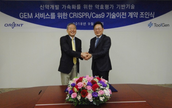 기술이전 계약 협약식. 툴젠 김종문 대표(오른쪽)과 오리엔트바이오 장재진 회장(왼쪽). 자료=툴젠