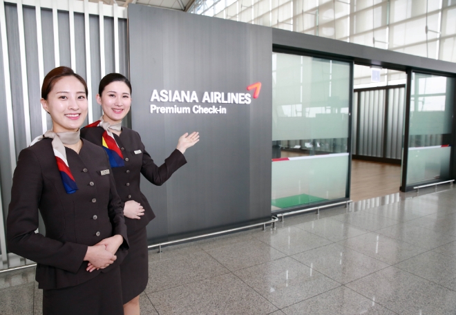 아시아나항공 직원들이 10월 1일부로 인천공항 제 1터미널 동편으로 이전, 운영하는 아시아나항공 카운터/라운지를 안내하고 있다. 사진=아시아나항공