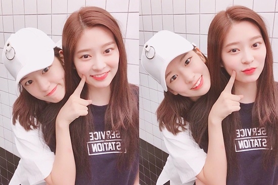 '프로듀스 48' 걸그룹 아이즈원의 김민주, 안유진이 녹음실 라이브방송으로 데뷔 소식을 전했다. 사진=브이라이브