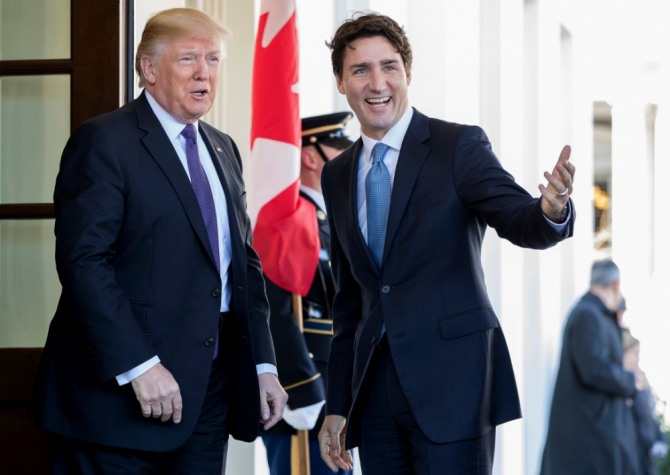 도널드 트럼프 미국 대통령(왼쪽)이 지난해 2월 백악관에서 쥐스탱 트뤼도 캐나다 총리와 인사를 나누고 있다. 미국은 30일(현지 시간) 캐나다와 북미자유무역협정을 대체할 'USMCA'에 타결했다. 사진=뉴시스