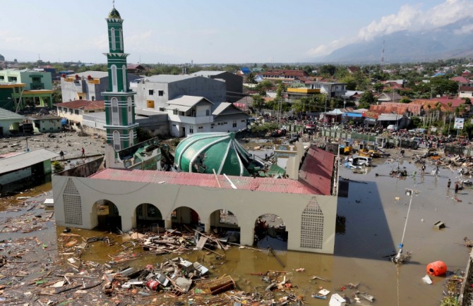 인도네시아 술라웨시 섬의 팔루에서 7.5강진에 이어 쓰나미가 발생해 이슬람 사원과 주변지역이 물에 잠겨 있다. 현지 언론에서는 이번 강진과 쓰나미로 사망자 수가 1200여 명에 달할 것으로 전하고 있다. 사진=뉴시스 