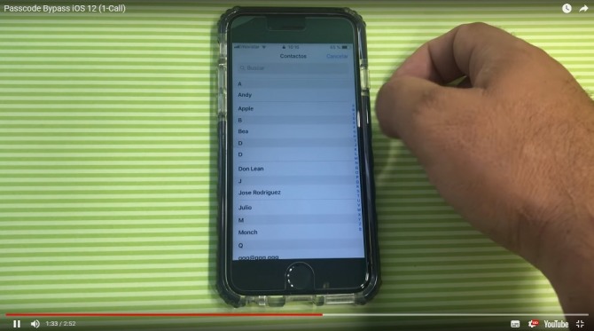 스페인 출신 보안연구원 호세 로드리게즈는 자신의 유튜브 계정에서 암호입력 없이 애플 단말기의 데이터에 액세스하는 모습을 실험한 동영상을 공개했다. 자료=유튜브