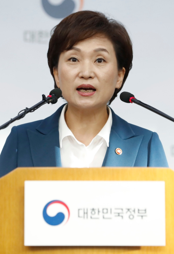 김현미 국토교통부 장관은 지난 2일 경제부문 국회 대정부질의에서 그린벨트 직권해제에 대해 발언하고 있다. /사진=뉴시스