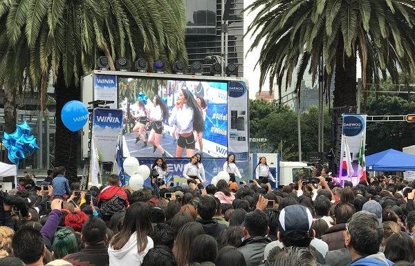 지난 9월 30일 멕시코시티 레포르마 거리에서 진행된 대우전자 'K-Pop 파티' 에서 K-Pop 커버댄스 공연을 지켜보는 관람객들. 사진=대우전자.