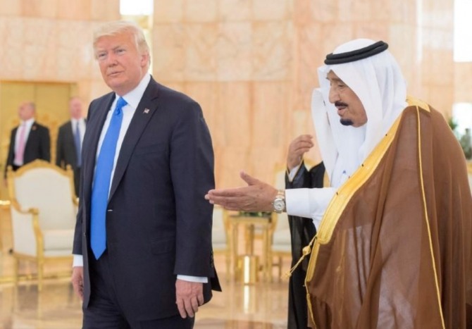 지난해 5월 리야드에서 만난 트럼프(왼쪽) 대통령과 살만(오른쪽) 국왕. 자료=사우디 왕실