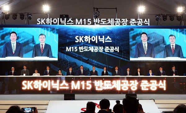 문재인 대통령이 4일 충북 청주에서 열린 SK하이닉스 M15 공장 준공식에 참석해 좋은 일자리 창출을 당부했다. 사진=SK하이닉스.