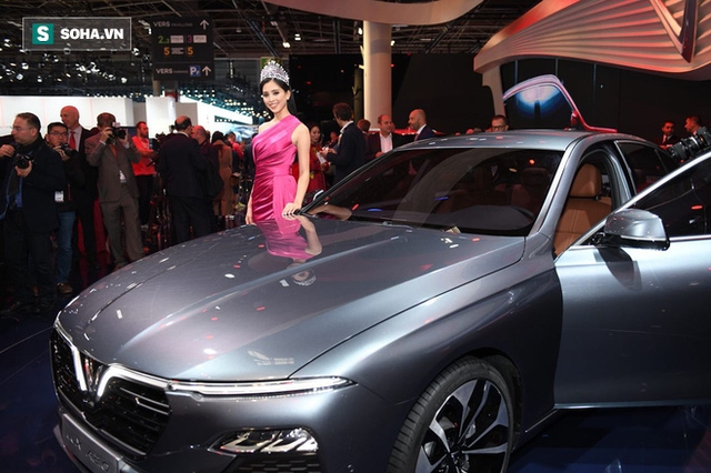 2018미스 베트남 쩐 띠에우 비가 레이싱걸로 나섰다.