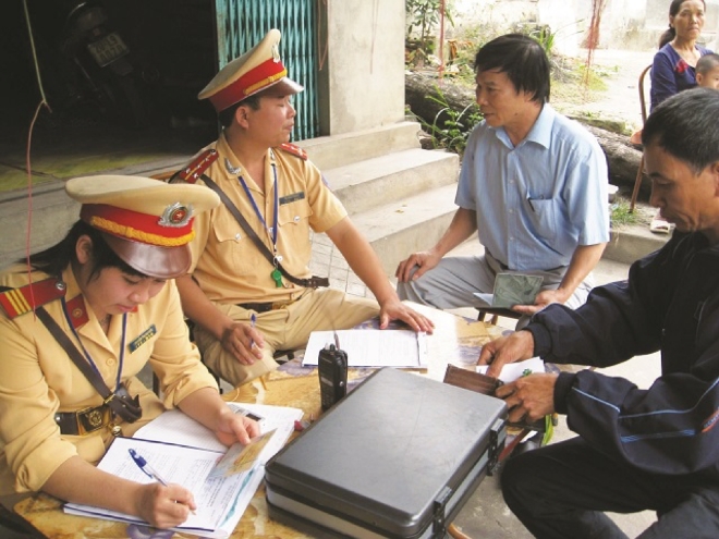 베트남 공안들이 교통법규를 위반반 운전자를 대상으로 벌금을 부과하고 있다.
