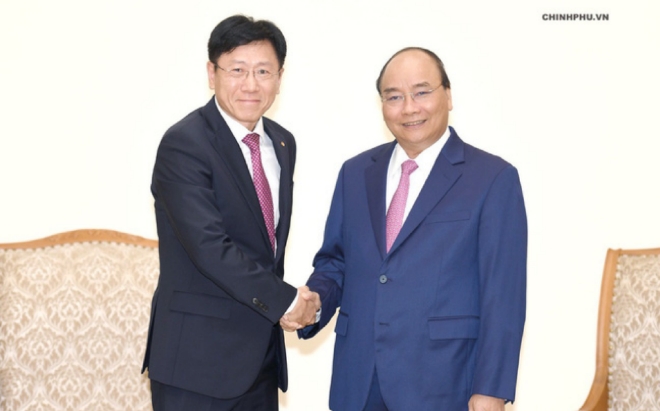 한화 테크윈 김연철 대표와 응우옌 쑤언 푹 베트남 총리는 3일 면담을 가지고 투자방안에 대해 논의했다.