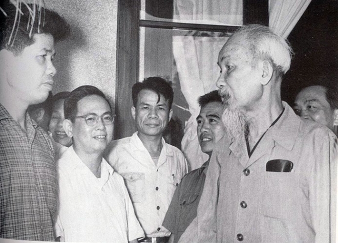 젊은 시절 베트남의 건국 아버지 호찌민(사진 오른쪽)과 함께 베트남의 개혁에 뛰어든 도 므어이 전 공산당 서기장.