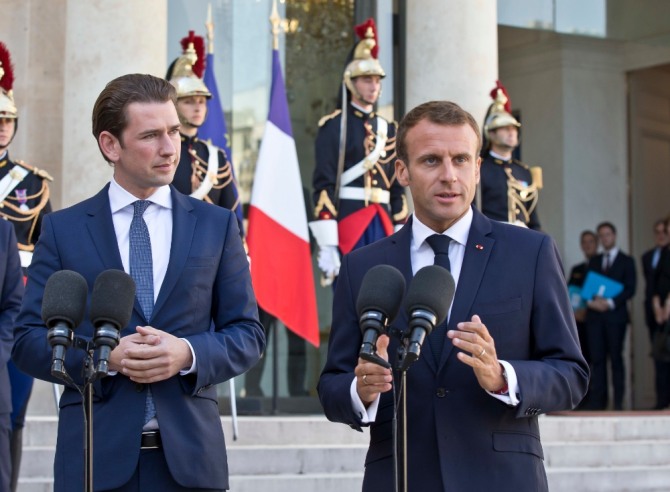 프랑스의 에마뉘엘 마크롱 대통령(오른쪽)이 지난 9월 17일 오스트리아의 제바스티안 쿠르츠 총리를 엘리제궁에서 맞아 환영 연설하고 있다. 사진=뉴시스