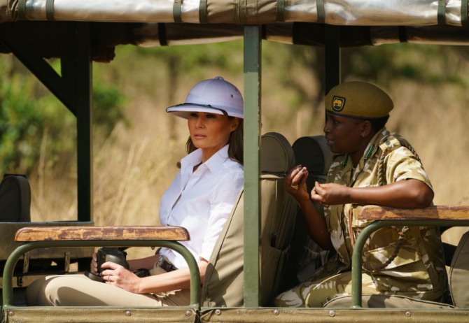 아프리카 4개국을 순방 중인 도널드 트럼프 미국 대통령의 부인 멜라니아 여사가 서구 열강의 아프리카 식민지배를 연상케하는 '피스 헬멧'을 착용해 구설수에 올랐다. 사진=AP/뉴시스
