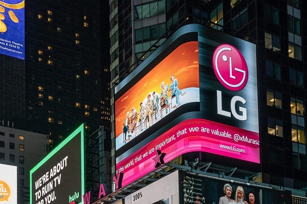미국 뉴욕 타임스퀘어 LG전자 전광판에 상영되고 있는 방탄소년단 뮤직비디오. 사진=LG전자.