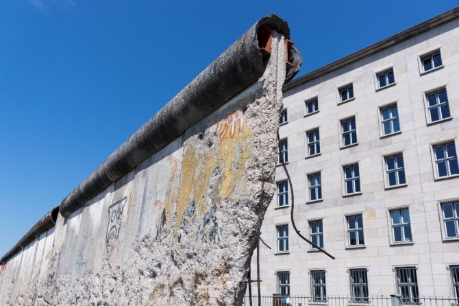 초라하게 잔해만 남은 분단 독일의 상징 베를린 장벽. 자료=글로벌이코노믹
