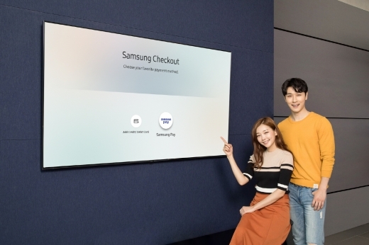 삼성전자 홍보 모델이 삼성페이를 내장한 스마트 TV를 소개하고 있다. 사진=삼성전자.