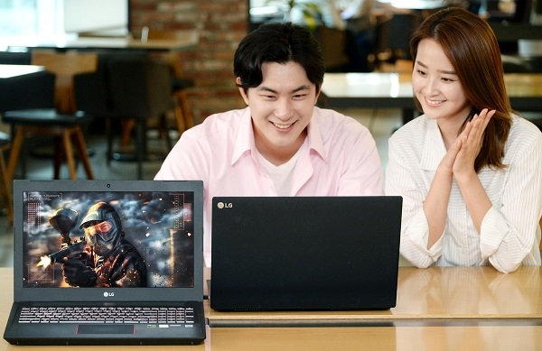 LG전자 모델들이 LG 게이밍 노트북을 살펴보고 있다. 사진=LG전자.