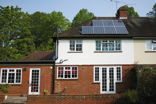 영국 런던 주택에 설치된 한화큐셀 태양광 모듈. 사진=한화큐셀. 
