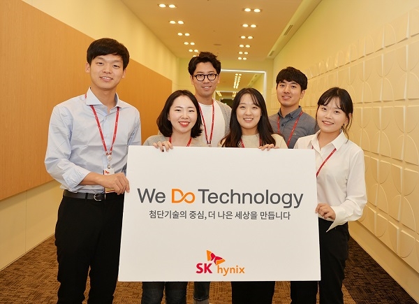 SK하이닉스 직원들이 새 슬로건 'We Do Technology'가 새겨진 팻말을 들고 있다. 사진=SK하이닉스.
