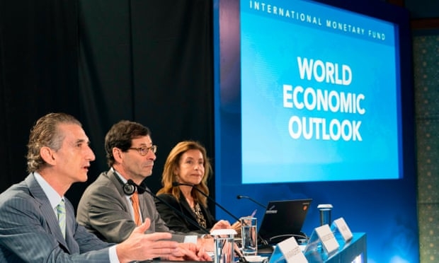 지난 8일 발리에서 열린 세계경제전망 기자회견에서 데이비드 립턴 IMF(국제통화기금) 부총재와 와파 암르 통신담당자, 모리스 오스트펠트 IMF 수석 경제학자(왼쪽부터)가 질문에 답하고 있다.