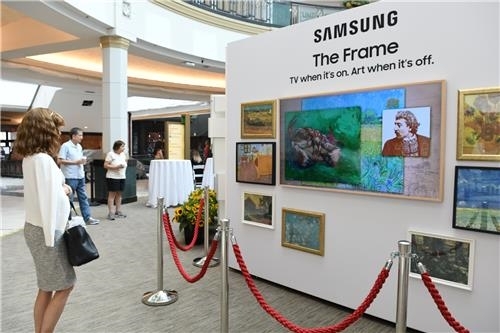 미국 필라델피아의 쇼핑몰 '킹 오브 프러시아(King of Prussia Mall)'에서 관람객들이 삼성전자 '더 프레임'을 통해 반 고흐의 생애와 작품을 감상하고 있다. 사진=삼성전자.