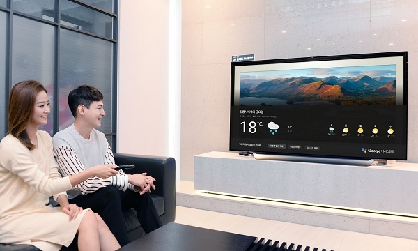 서울시 강남구에 위치한 LG 베스트샵 강남본점에서 고객들이 LG 올레드 TV AI 씽큐의 대화면을 통해 구글 어시스턴트 한국어 서비스를 이용하고 있다. 사진=LG전자.