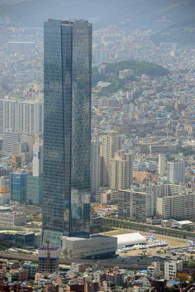 서울국제금융센터(IFC)와 부산국제금융센터(BIFC)가 비용 대비 효용이 높지 않다는 지적이 나왔다. 사진=뉴시스