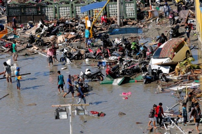 30일(현지시간) 인도네시아 팔루 지역에서 지진 피해를 입은 주민들이 쇼핑몰 주변을 탐색하고 있다. 사진= 뉴시스 