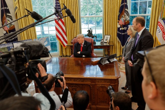 10일(현지 시간) 도널드 트럼프 미국 대통령이 미국 워싱턴 백악관 집무실에서 기자들의 질문에 답하고 있다. 사진= 뉴시스
