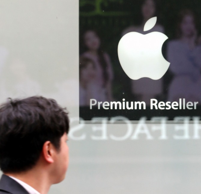 명동 애플 전문 스토어 프리스비 앞으로 시민들이 지나다니고 있다. 사진=뉴시스