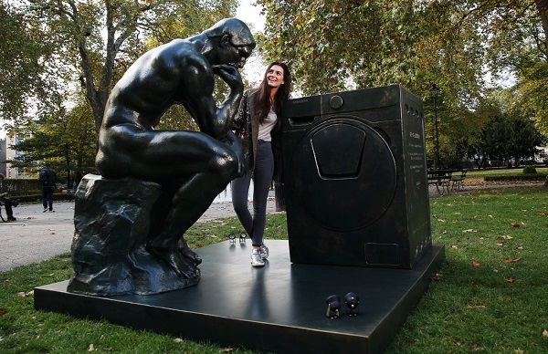 영국 러셀 스퀘어 공원의 로댕의 '생각하는 사람' 캠페인 사진. 사진=삼성전자.
