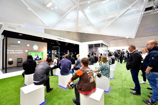 국제가전박람회 'IFA 2018'에 마련된 삼성전자 인텔리전스 홈 부스에서 '자동 그룹 컨트롤' 기술 시연이 진행되고 있다. 사진=삼성전자.