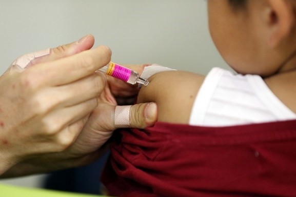 서울 중구 제일의료재단 제일병원에서 한 어린이가 예방접종을 받고 있다. 사진=뉴시스