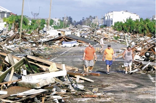 허리케인 '마이클'이 상륙해 큰 피해를 남긴 플로리다 주민들이 피해 상황을 살펴보고 있다. 사진=AP/뉴시스