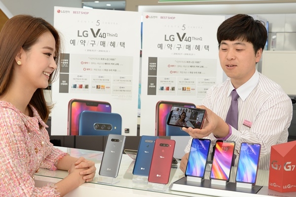 LG전자가 17일부터 23일까지 최신 프리미엄폰 V40 씽큐 예약 판매에 들어간다. 서울 영등포구에 위치한 휴대폰 매장에서 판매사가 LG V40 씽큐의 트리플샷 기능을 설명  하고 있다. 사진=LG전자
